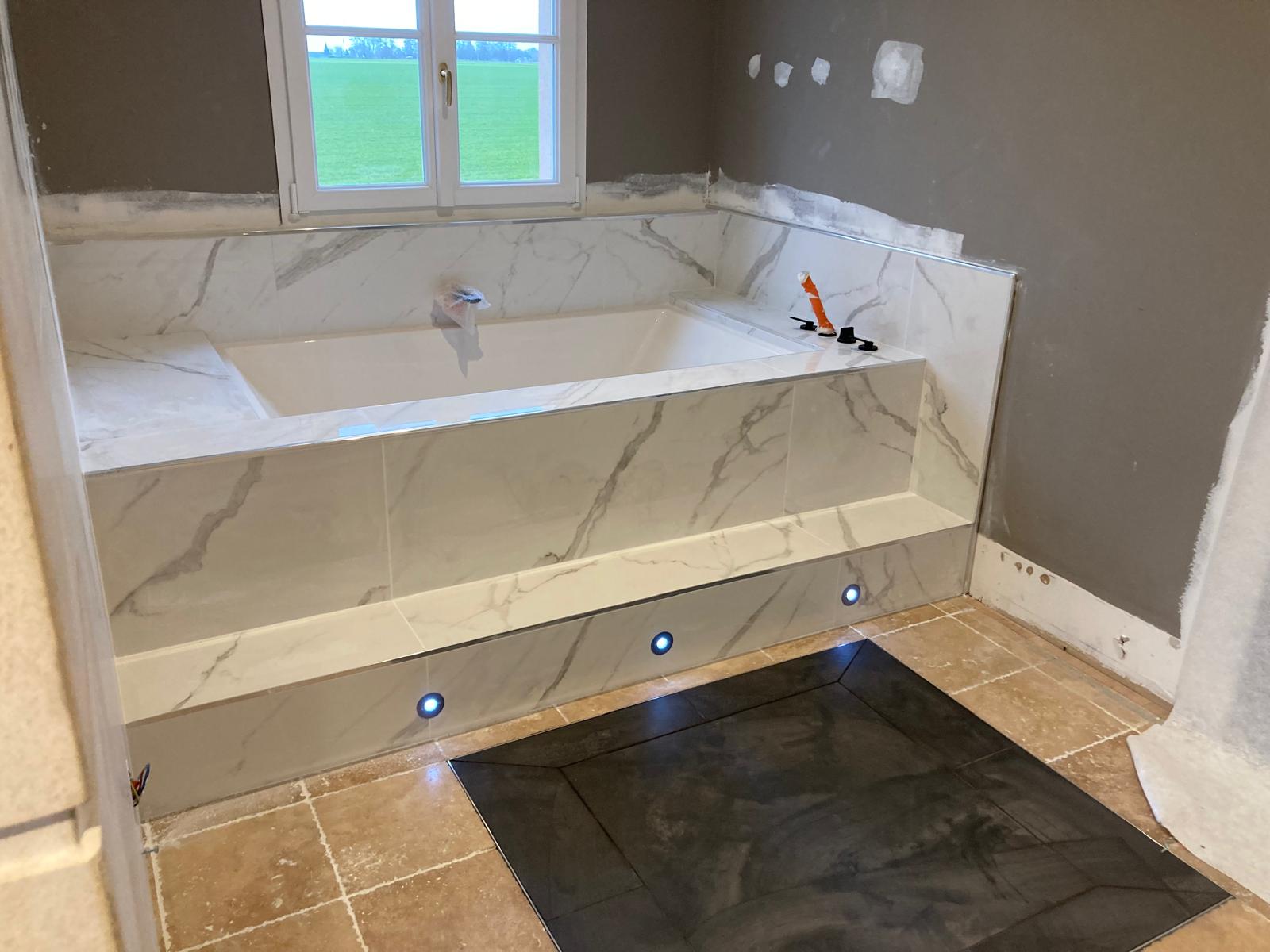 Baignoire habillage marbre
