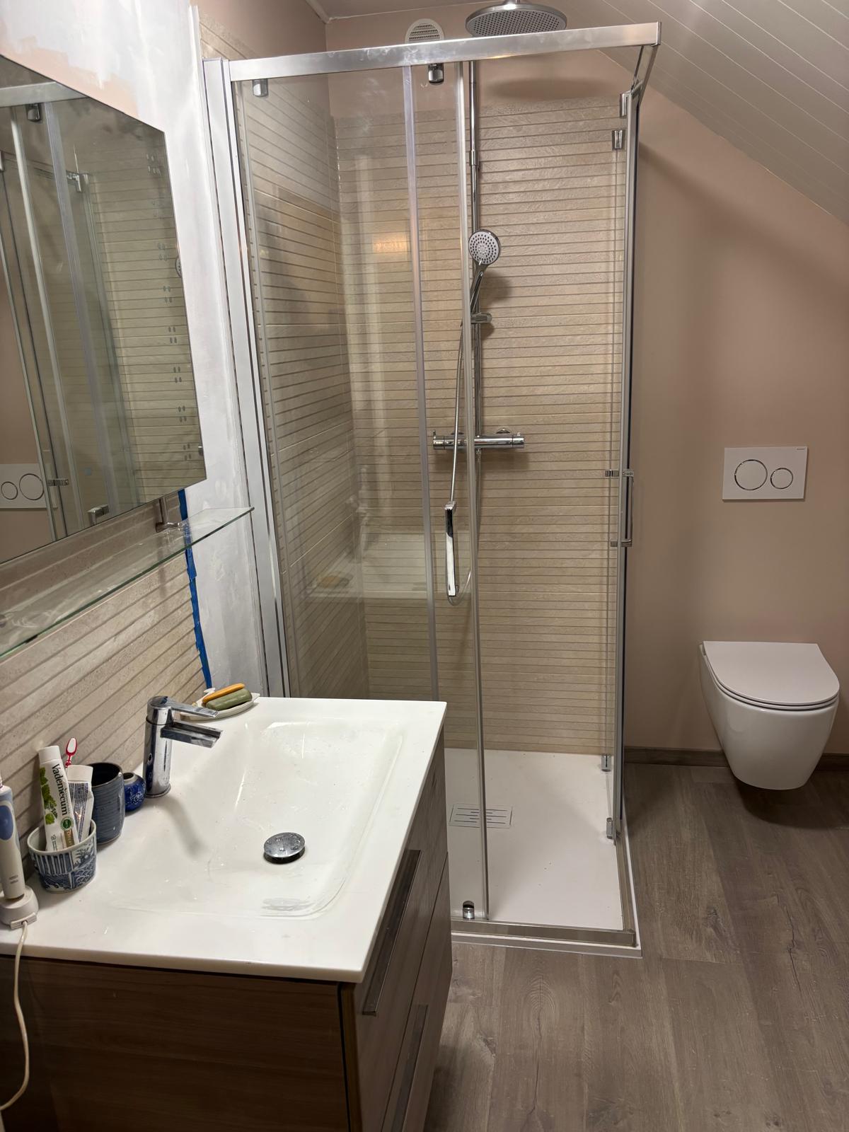 Douche à l'italienne & WC suspendu